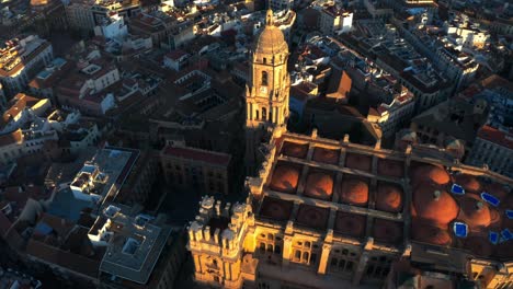 Dorne-Aéreo-Vuela-Sobre-La-Catedral-De-Málaga-Andalucía-España-Edificio-Renacentista-En-La-Ciudad-Española-A-La-Luz-Del-Día,-Revelando-La-Cordillera-Mediterránea