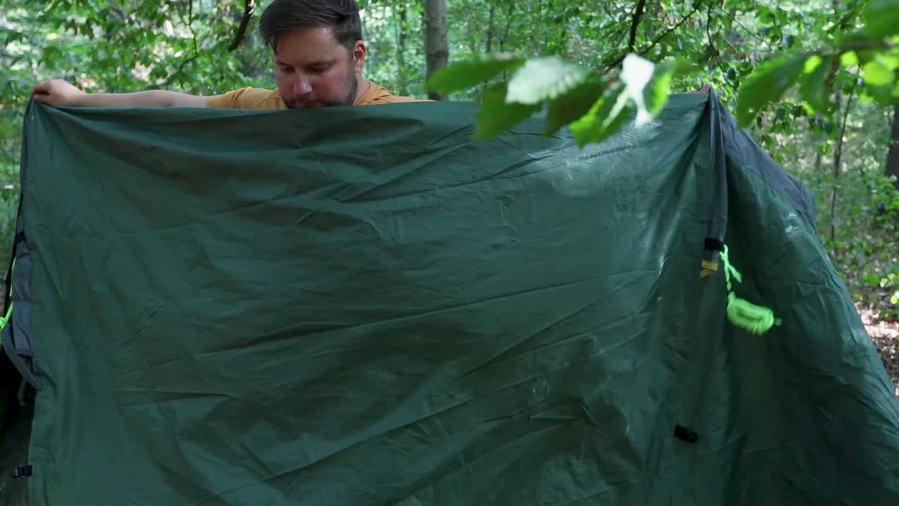 숲에서 자고 난 후 텐트를 꾸리는 젊은 성인 남자, 휴대용 보기