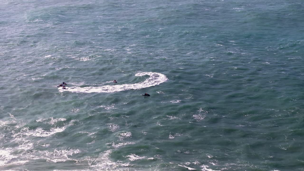 แนวคลื่นขนาดใหญ่ Nazaré จากมุมสูง ประเทศโปรตุเกส นักเจ็ตสกีและนักเซิร์ฟก าลังรอคลื่นแอตแลนติก
