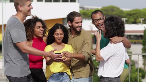 Gente-Multiétnica-Sonriente-Usando-Un-Teléfono-Inteligente