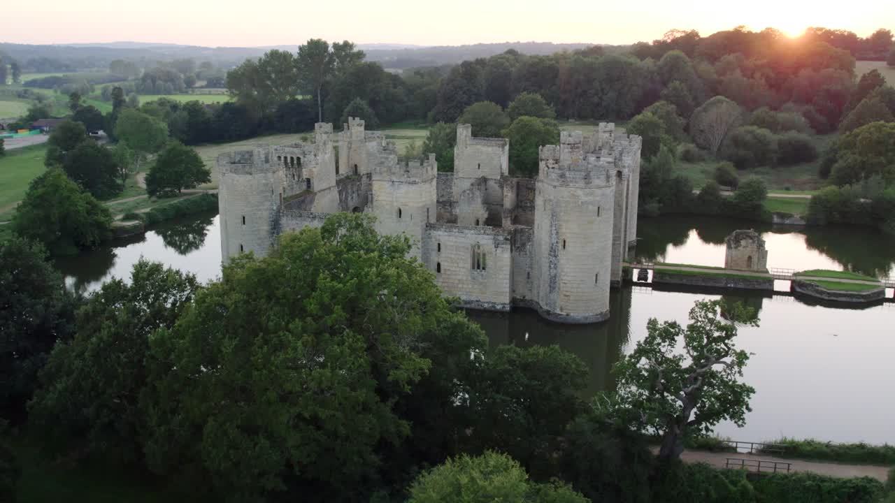 bodiam castillo en el atardecer drone aérea