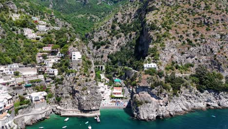 Draufsicht-Auf-Den-Wunderschönen-Strand-Von-Marina-Di-Praia,-Amalfiküste,-Italien