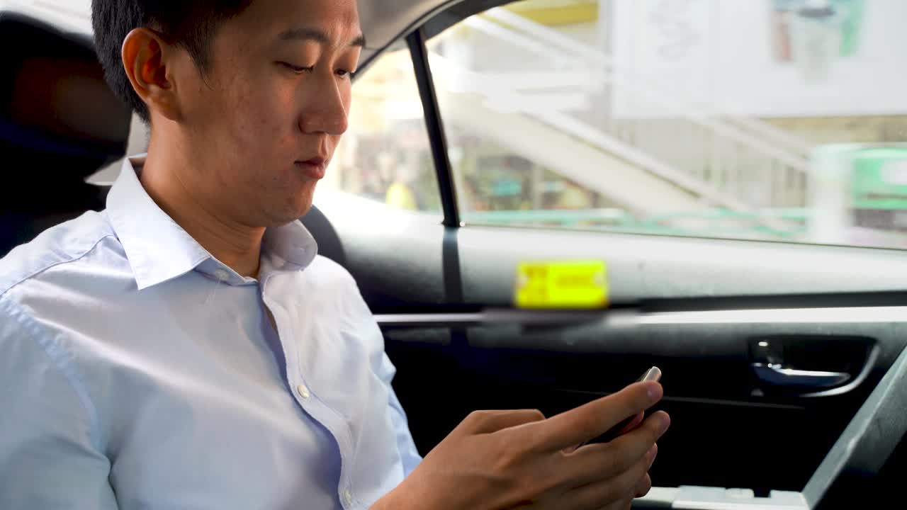 뒷좌석에 앉아있는 수하물을 가진 사업가 스마트폰을 들고, 이동, 비즈니스 여행, 수하물, 연결, 통신