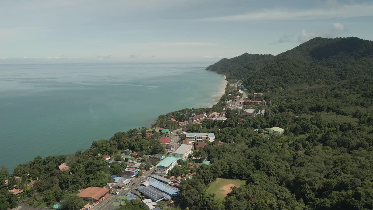vista aérea de derecha a izquierda del pueblo de la isla tropical con la playa de la jungla y el pueblo turístico en koh chang