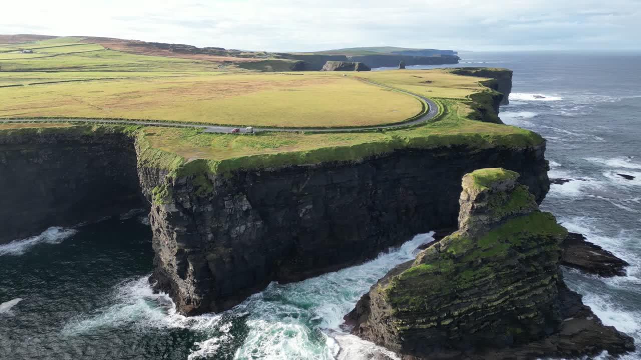 kilkee cliffs on sunny day, loop head peninsula, county clare (아일랜드의 클레어 카운티에 있는 루프 헤드 반도)