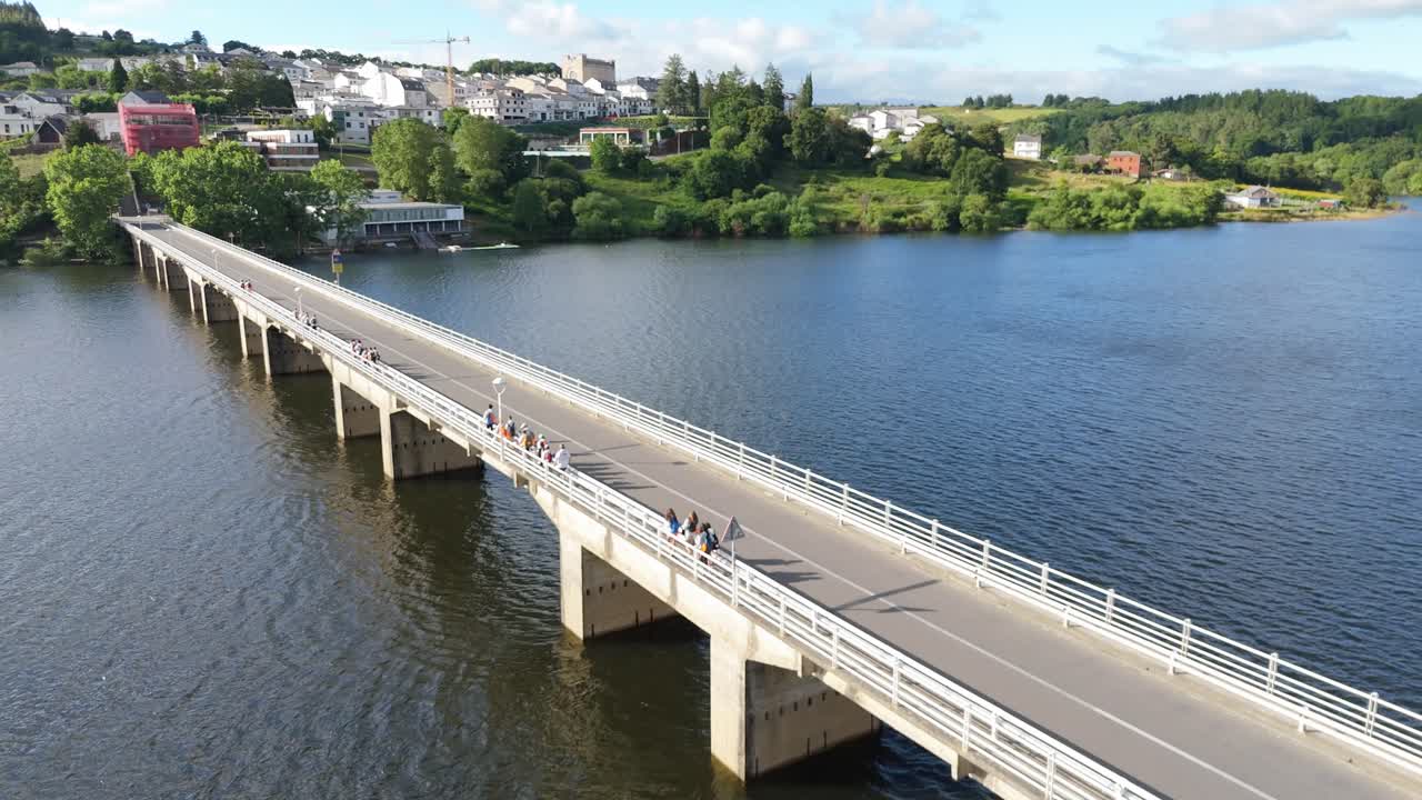 Laskeutuva ilmakuva Portomarínista uuden Portomarínin sillan kautta Minho-joen yli, Lugo.
