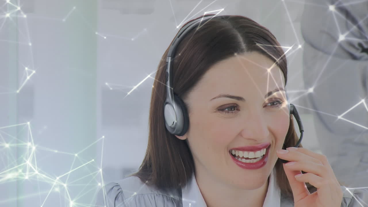 animación de redes de conexiones a través de una mujer de negocios con auriculares de teléfono