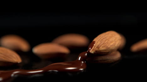 el chocolate derretido se vierte sobre las almendras.