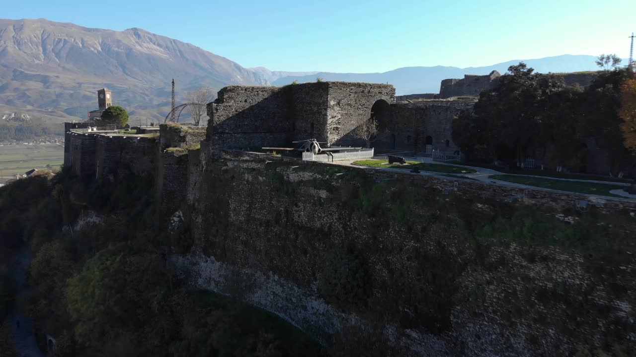 ciudadela histórica de gjirokastra con aviones antiguos y armamento dentro de paredes de piedra