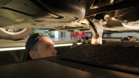 prueba de suspensión de automóviles en el servicio de automóviles. inspección del tren de aterrizaje del automóvil en el servicio automovilístico. reparación y mantenimiento del automóvil en servicio.