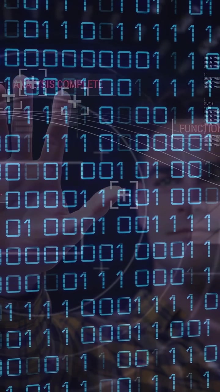 Video verticale: Uomo che alza le mani per interagire con il display, allineando le dita con un HUD binario che analizza i dati.
