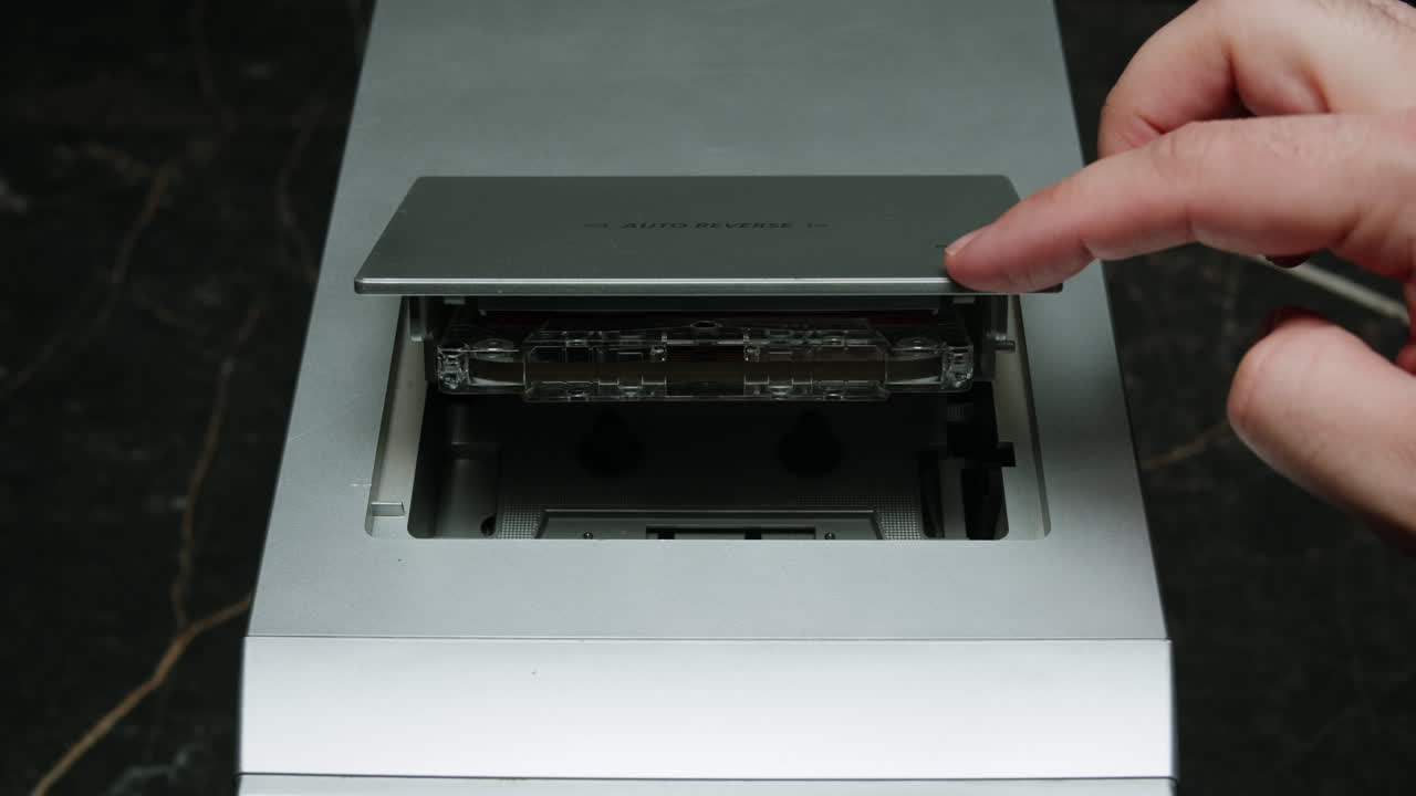 reproductor de cintas de cassette, primer plano de un cassette de audio vintage giratorio en una grabadora de cinta. cassette magnético retro reproduce música. enfoque selectivo, profundidad de campo poco profunda