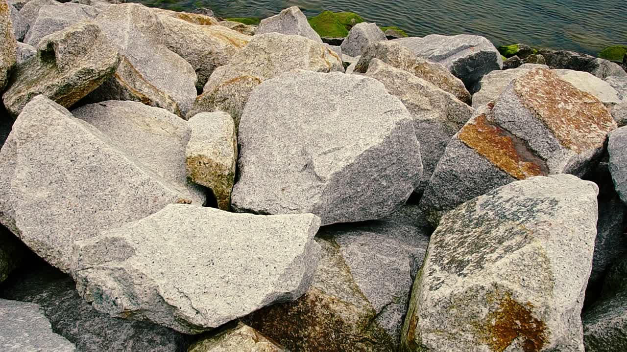 una hermosa vista junto al mar