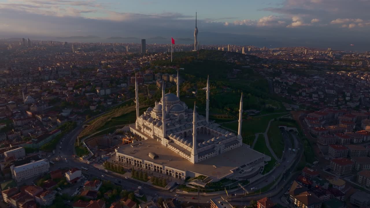 İstanbul Şehir Manzarası: Büyük Çamlıca Camii Üzerinde Sabah Gün Doğumu.
