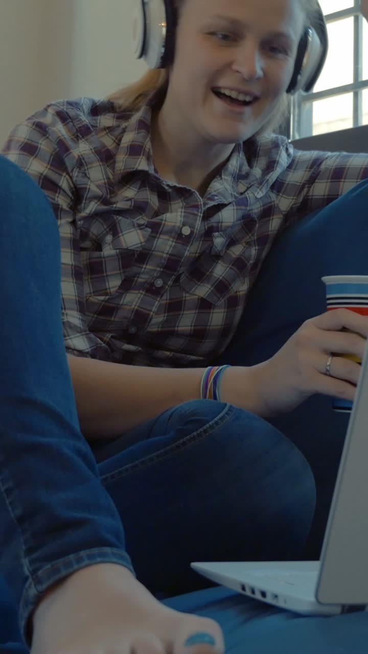 mujer relajándose en el sofá con auriculares