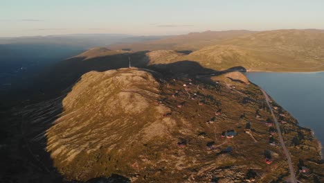 cabañas de montaña en la ladera de la montaña. noruega
