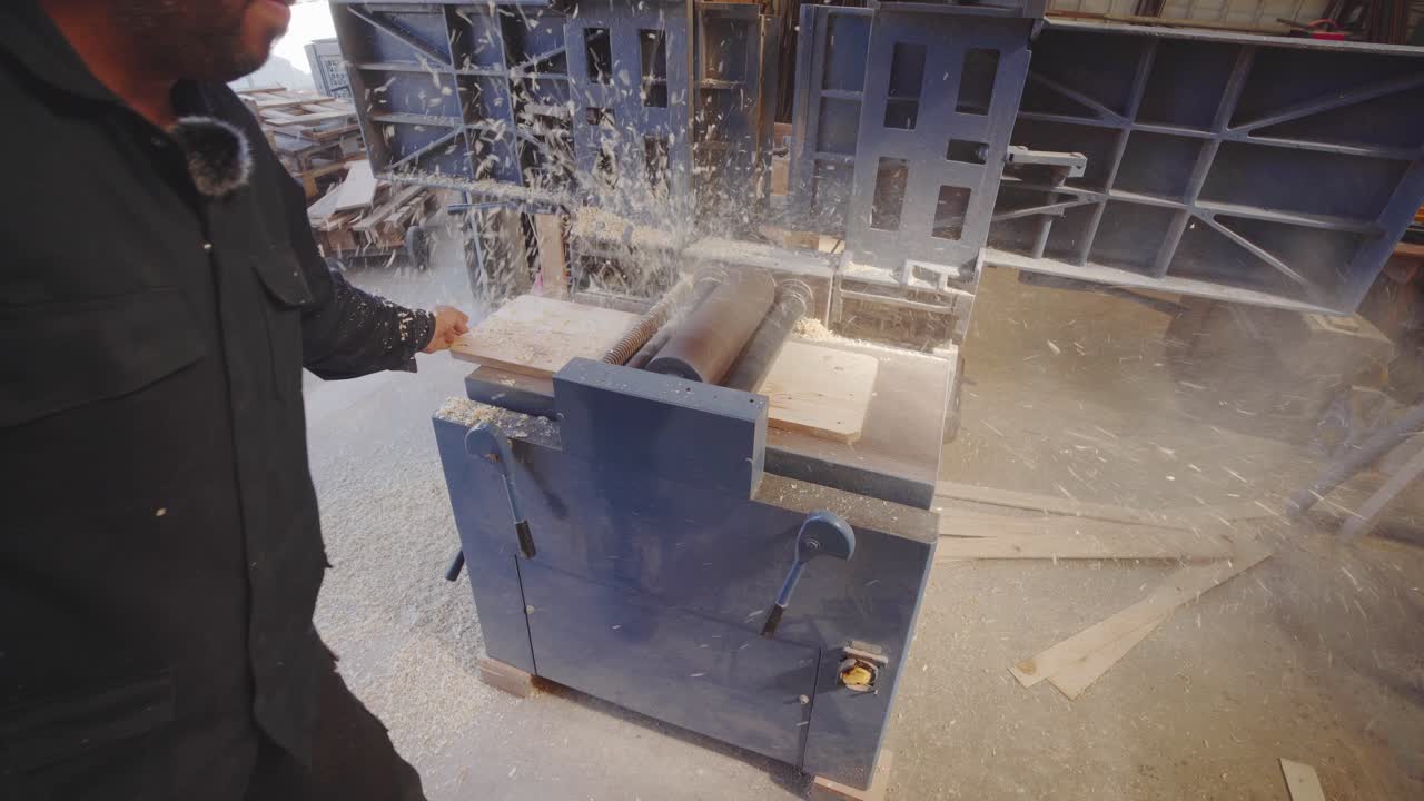 나무 가공자 가 산업용 나무 가공기 를 사용 할 때 나무 가공물 이 날아간다