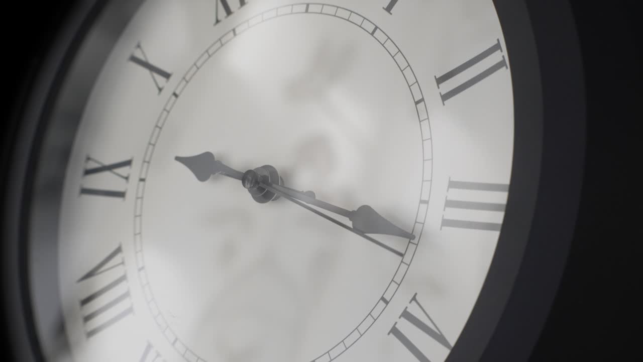 lapso de tiempo de un reloj de pared que se mueve rápidamente en el tiempo. reloj de parede con números romanos con fondo blanco