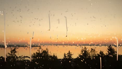 Wunderschöner-Sonnenuntergang-Und-Regentropfen,-Die-Auf-Ein-Fenster-Treffen