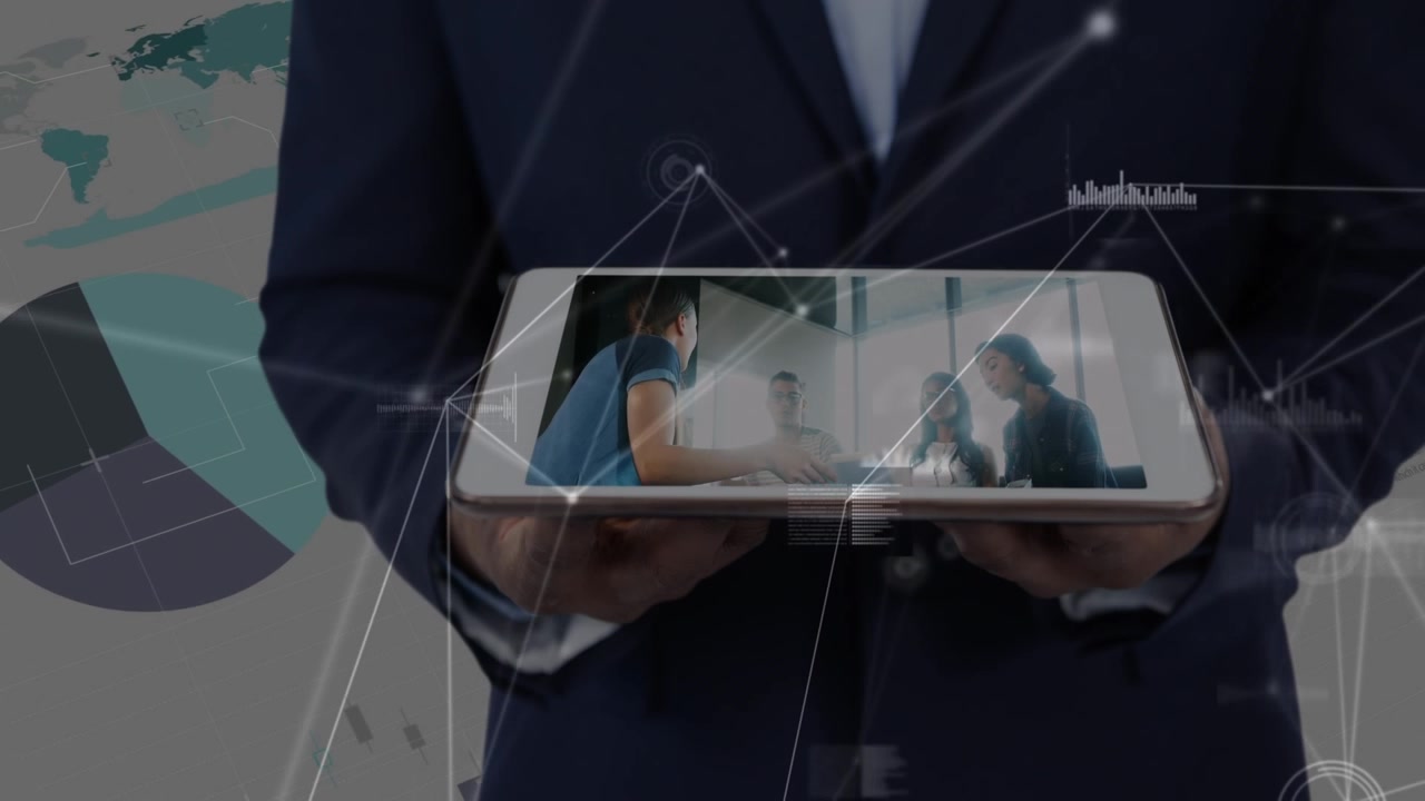 Animazione di una rete di connessioni sulla sezione centrale di un uomo d'affari che tiene uno smartphone.