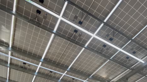 gimbal vista hacia arriba de los paneles solares, la luz del sol brillando a través de los paneles