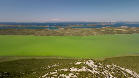 aguas verdes y saladas del lago vrana, naturpark, croacia