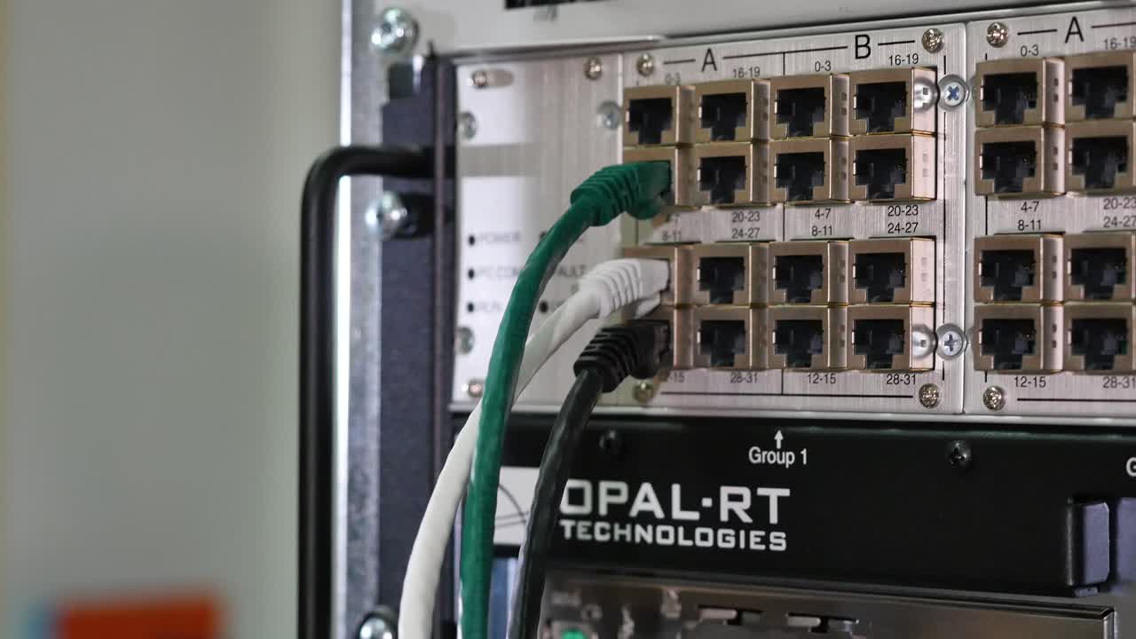 네트워크 기술자가 패치 패널에 케이블을 연결합니다.