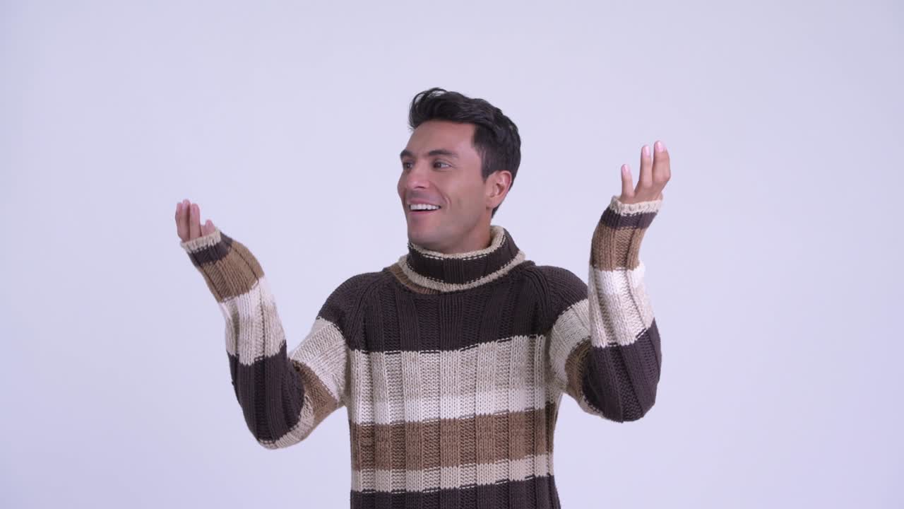 젊은 잘생긴 히스패닉 남자가 겨울을 준비하고 있습니다.