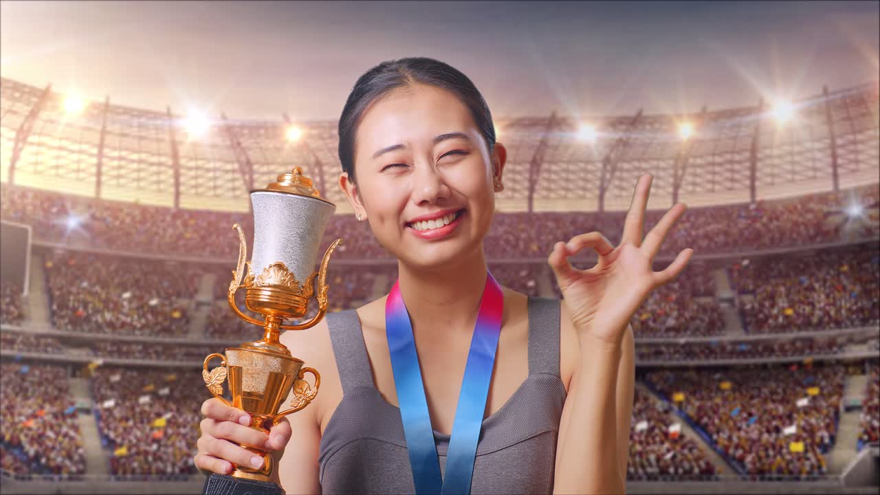 mujer ganadora en el campo deportivo