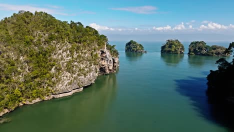 Idyllische-Naturansichten-Der-Kalksteininseln-Des-Nationalparks-Los-Haitises-In-Der-Dominikanischen-Republik