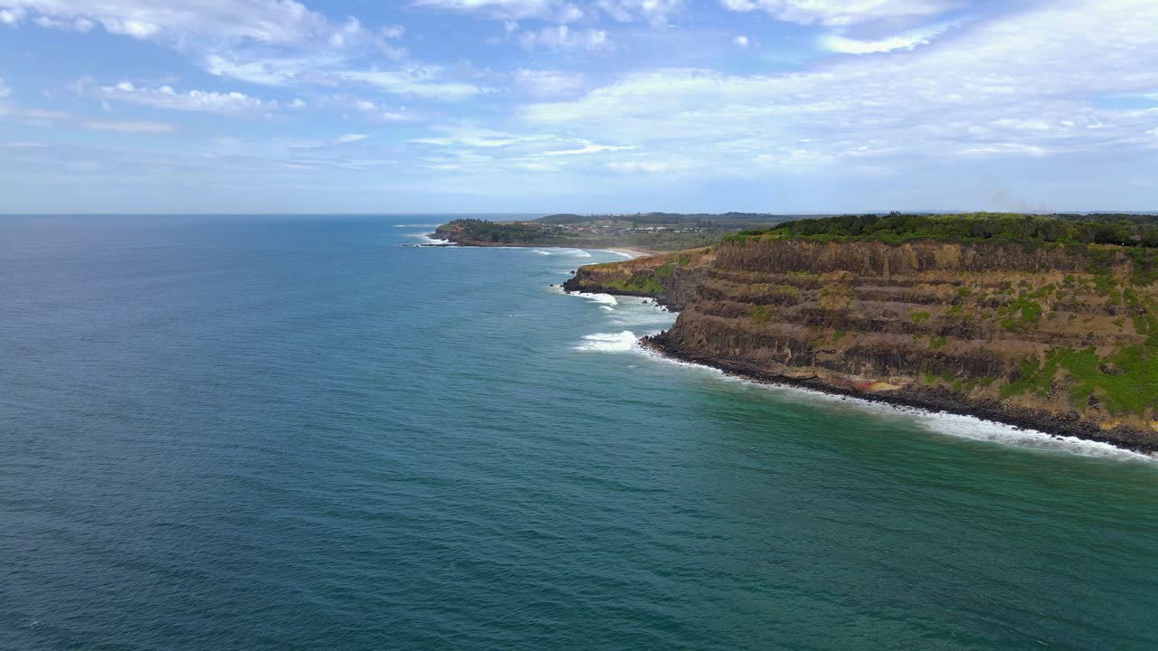 Vakre bølger ved Lennox Head-fjellet - NSW Australia - Luftfoto.