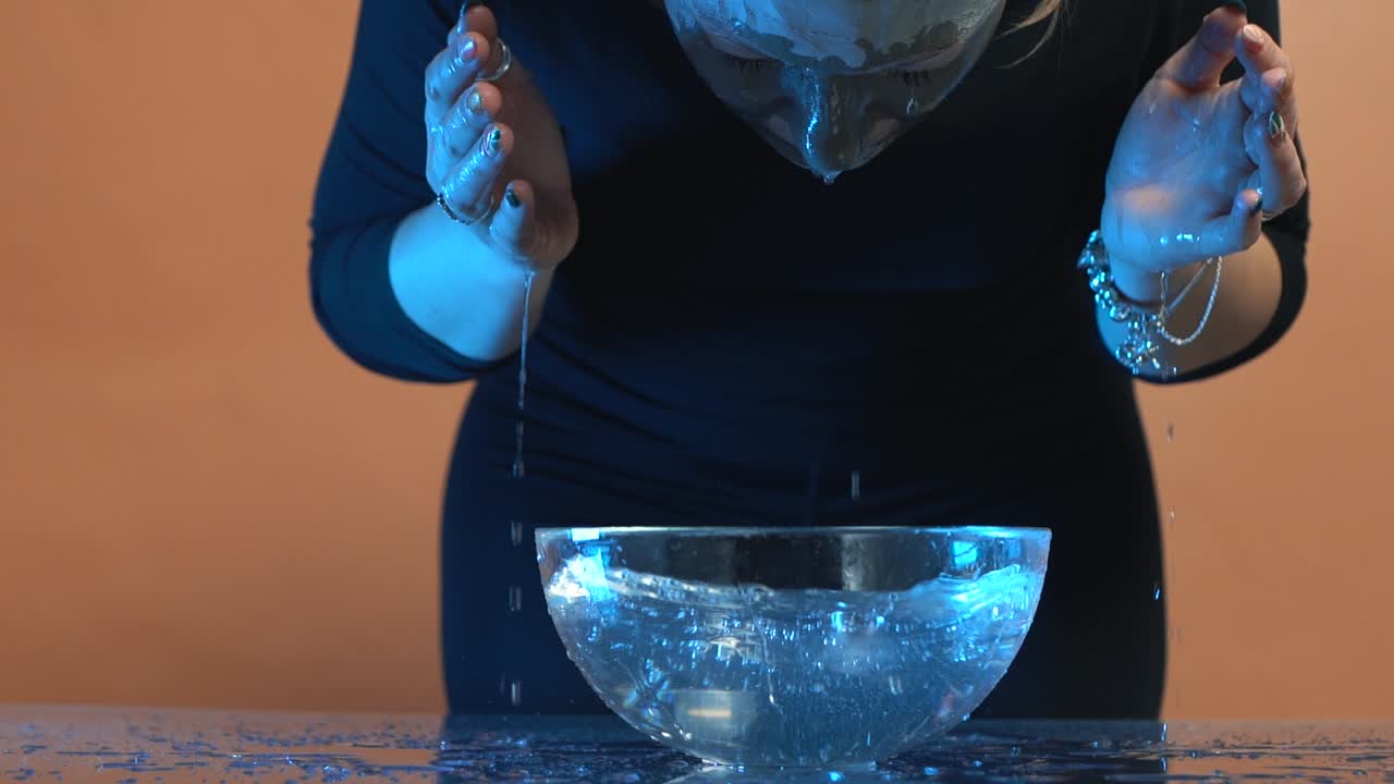 얼굴에서 클레이 마스크 세척