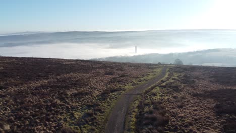 Bewölkt-Neblig-Sonnenaufgang-Tal-Antenne-Moorland-Wandern-Hügel-Schlammig-Pfad-Lancashire-Links-Ansteigend