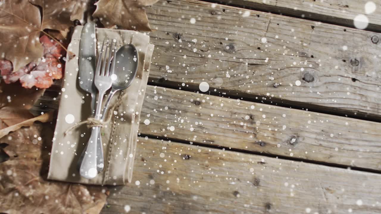 Gyldne glimmerpartikler stiger op fra servietten med bestikket og tilføjer et efterårsagtigt skær