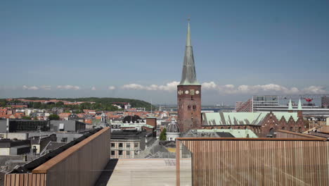 Vista-Del-Horizonte-De-Aarhus-Dinamarca-Desde-La-Venta-De-La-Azotea-En-Un-Día-Soleado-En-Verano-4k