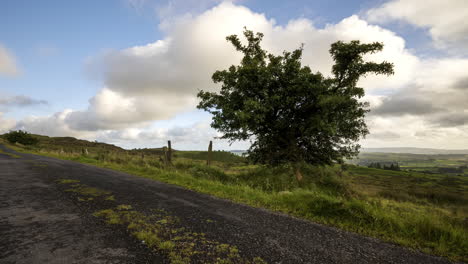 Zeitraffer-Der-Ländlichen-Landschaft-Mit-Grasfeldern-Und-Hügeln-An-Einem-Bewölkten-Tag-In-Irland