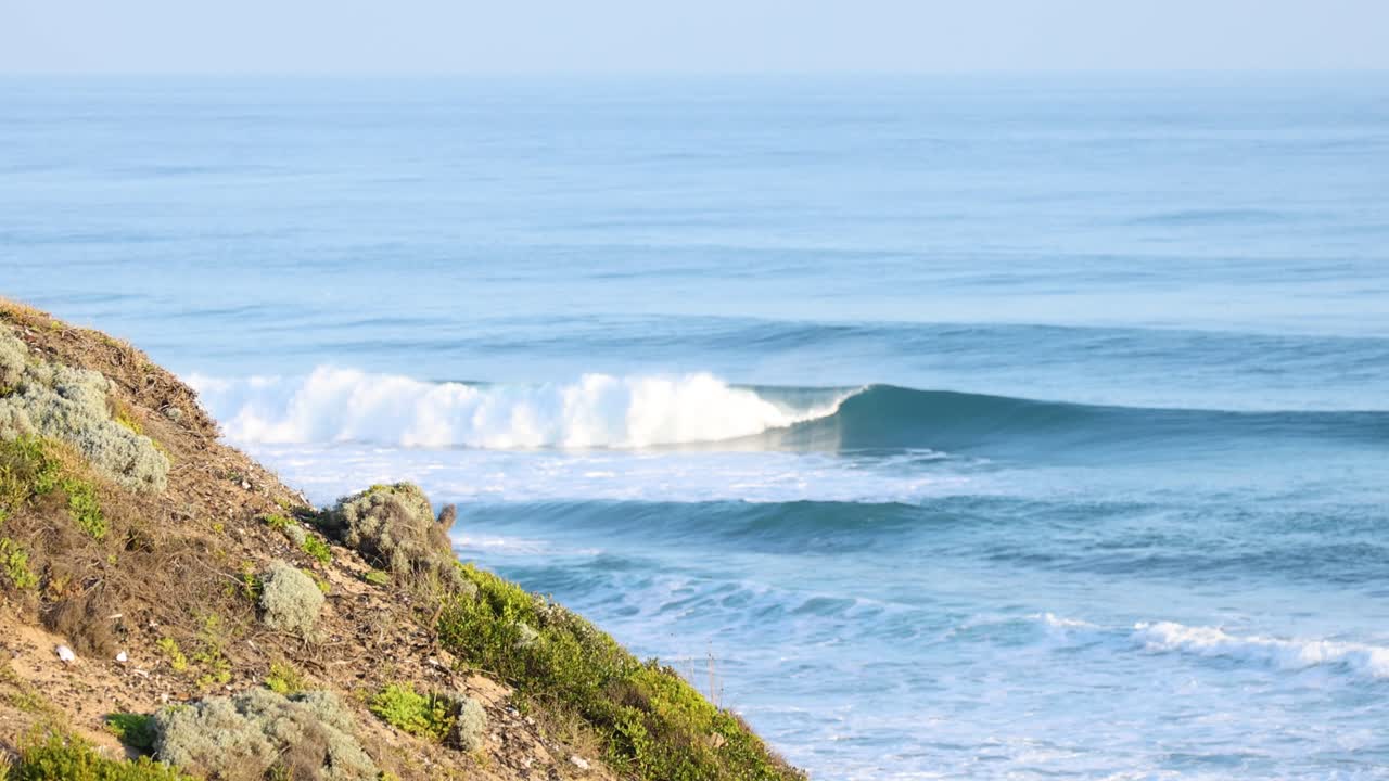 오스트레일리아 의 멜버른 에서 바위 가 있는 해안 에 부히는 파도