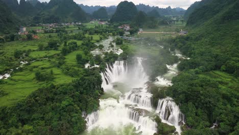 班喬克瀑布 (ben gioc falls) 位於越南與中國邊境的凱森河 (kay son river)