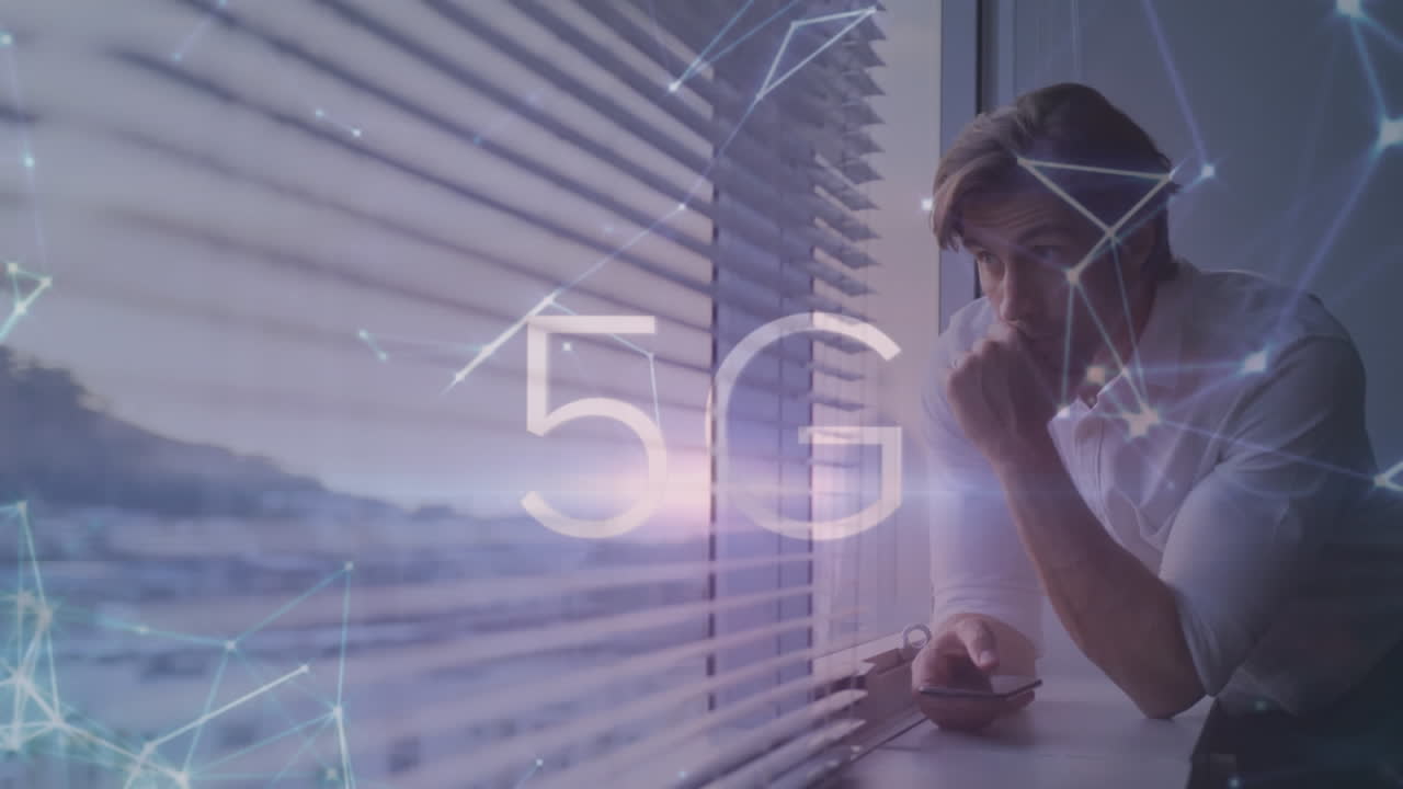 Animace textu 5G a propojených teček přes zamyšleného bělošského obchodníka s mobilním telefonem.
