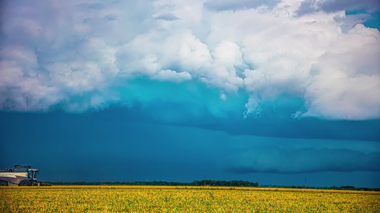 수확기 가 작물 을 모으는 동안 비 가 내리는 날씨 - 구름 풍경 시간 경과