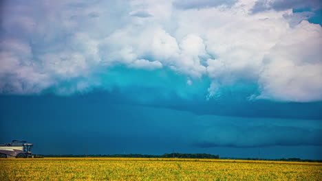 Clima-Lluvioso-Mientras-La-Cosechadora-Recoge-Cultivos---Lapso-De-Tiempo-De-Paisaje-Nublado