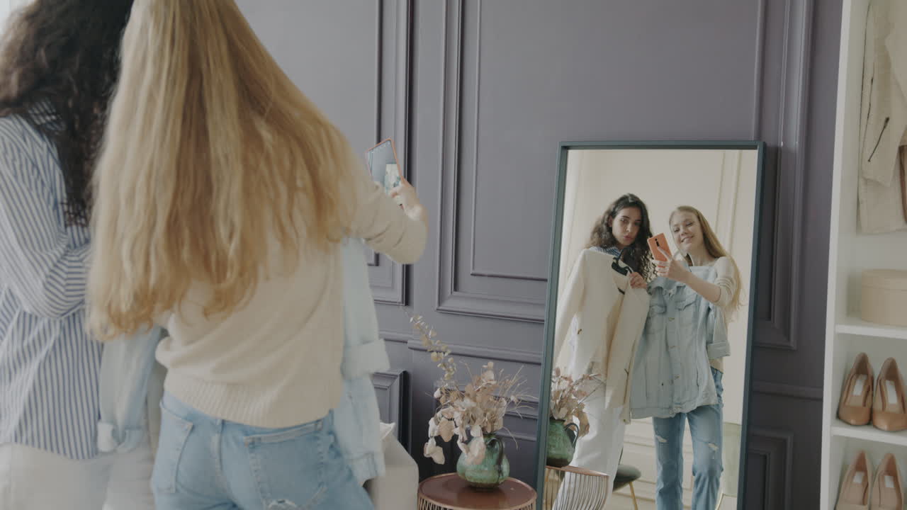 друзья пробуют одежду