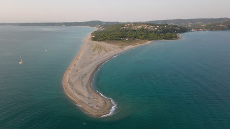 retiro de drones cinematográficos desde un pintoresco espito costero