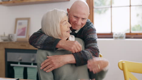 Pareja-Mayor,-Abrazo-Y-Hogar-Con-Apoyo-Matrimonial