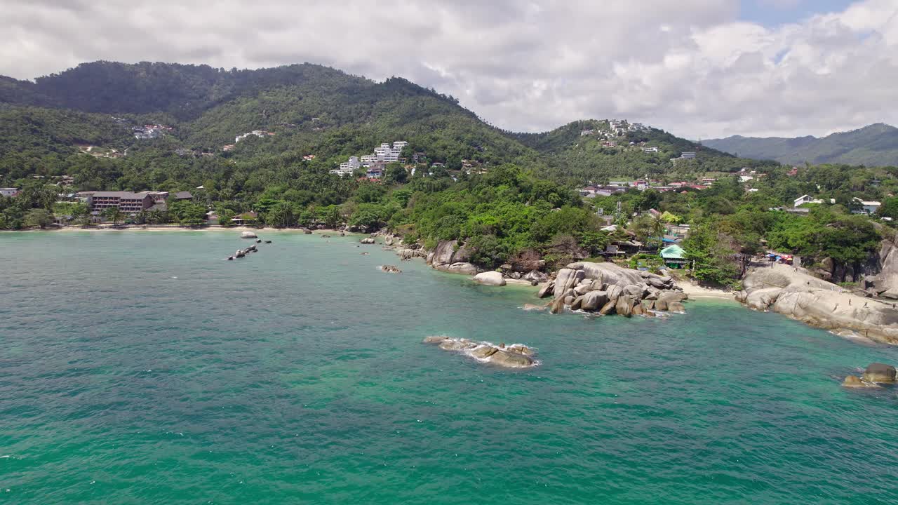 hermosas imágenes de drones de 4k de la playa y características rocosas únicas en la playa de hin ta hin yai en koh samui en tailandia