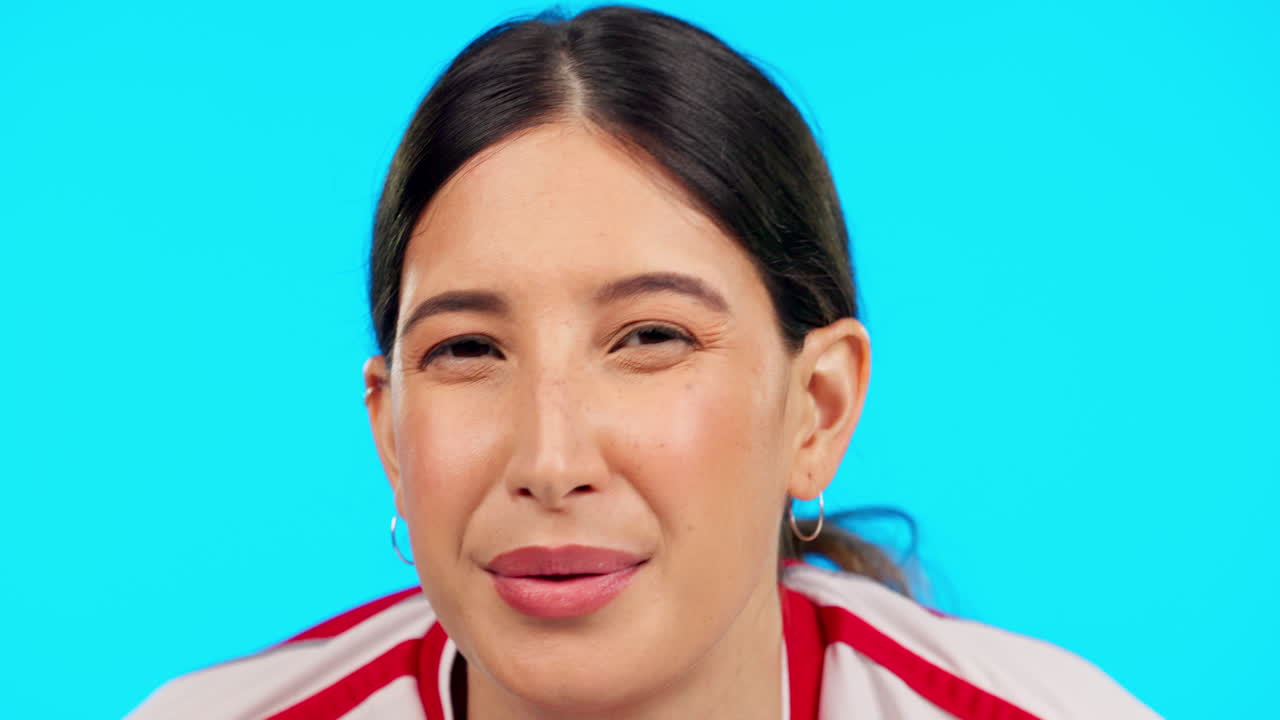 mujer, limpiar y sudor en la cara en el estudio para el deporte