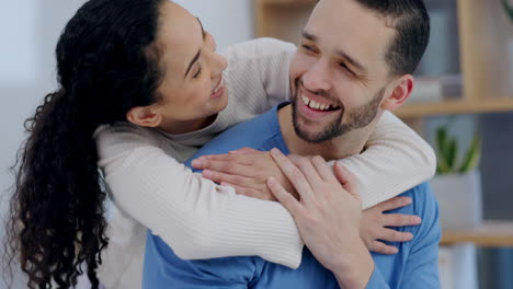 pareja, abrazo y feliz por la mañana en casa por amor