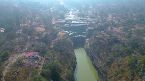 las cascadas de rajdari y devdari se encuentran dentro del exuberante santuario de vida silvestre de chandraprabha vista desde un avión no tripulado