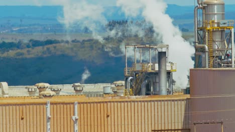 fábrica de refinería emite humo blanco tóxico contaminación del aire