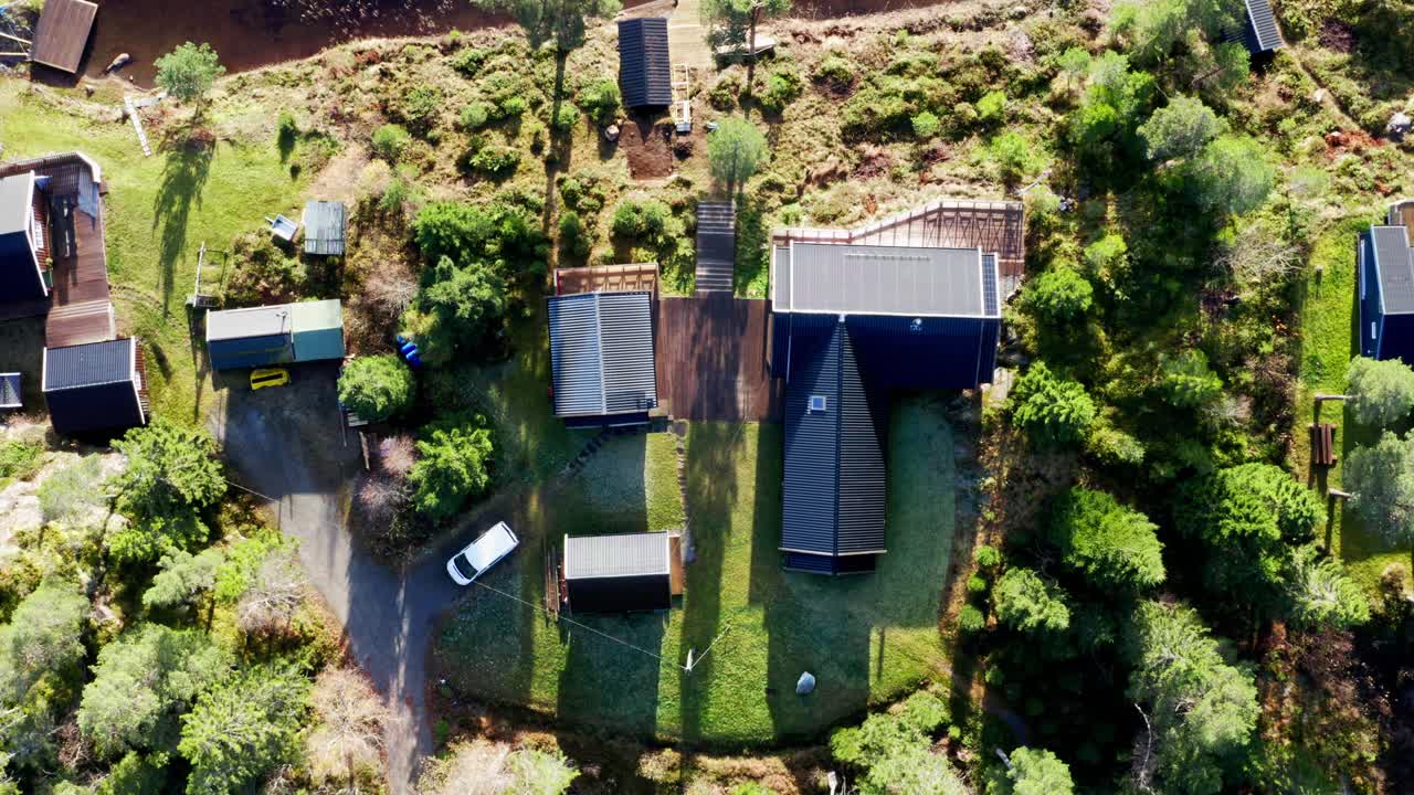 casas de pueblo rodeadas de árboles verdes en un día de verano